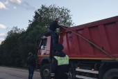 На территории округа продолжаются рейды по проверке большегрузного транспорта на наличие разрешительных документов транспортирования и передачи отходов ТКО с указанием их количества, цели и места перевозки.