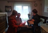 Жительницу п. Лесодолгоруково поздравили сотрудники ТУ Новопетровское и вручили подарок от Губернатора Московской области.