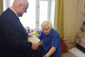 Жительница Истры принимает поздравления с юбилеем
