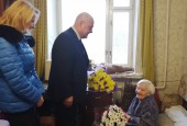 Жительница Истры принимает поздравления с юбилеем